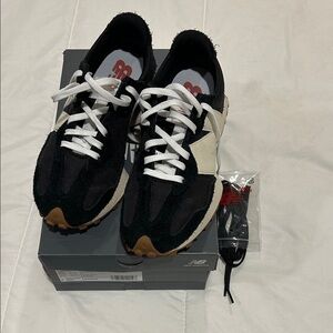 new balance 327 black size 7.5m